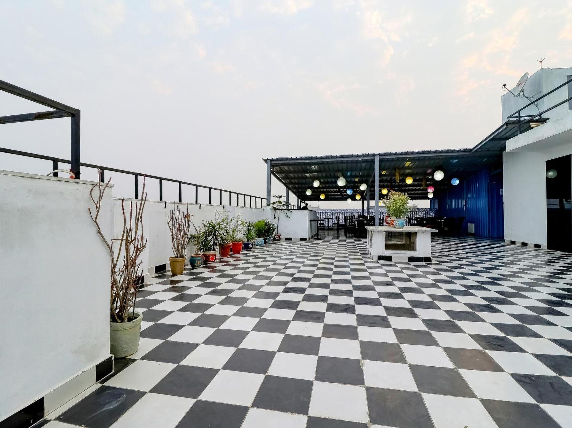 Treebo Rejoice 52 - 3Km From Huda City Metro Station Badshahpur Buitenkant foto