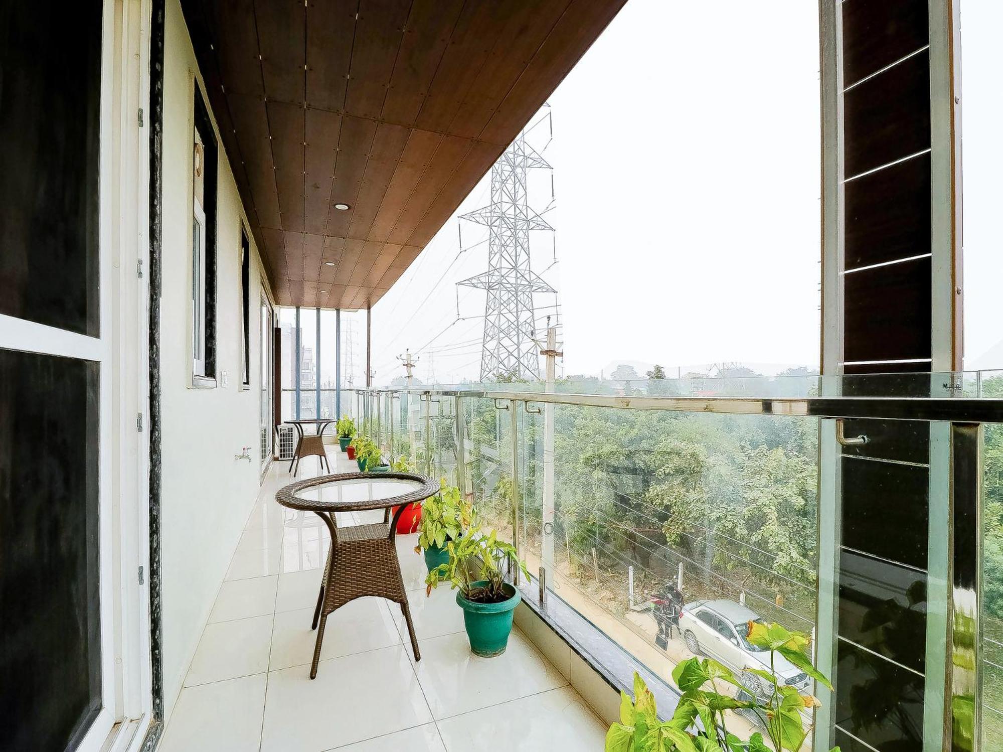Treebo Rejoice 52 - 3Km From Huda City Metro Station Badshahpur Buitenkant foto